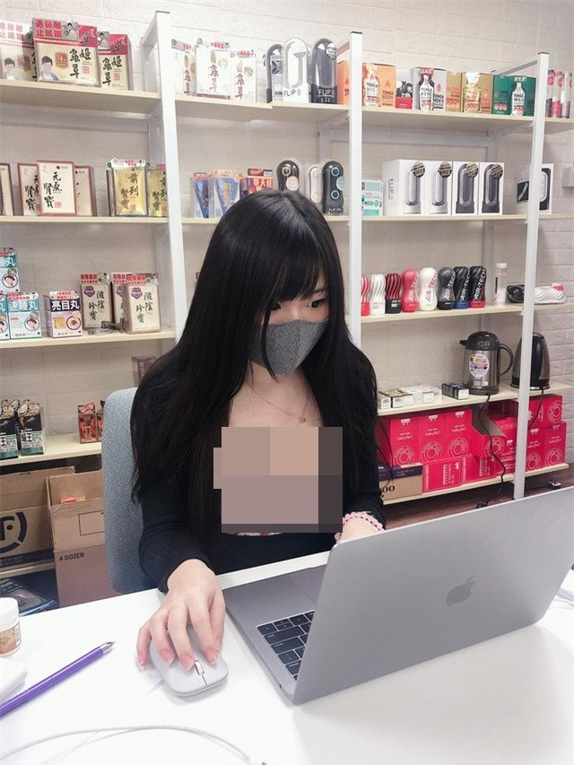 Mới đây, cộng đồng mạng lại vừa khai quật ra thêm được một cô nàng hot girl nữa thông qua một "chùm ảnh chụp lén".