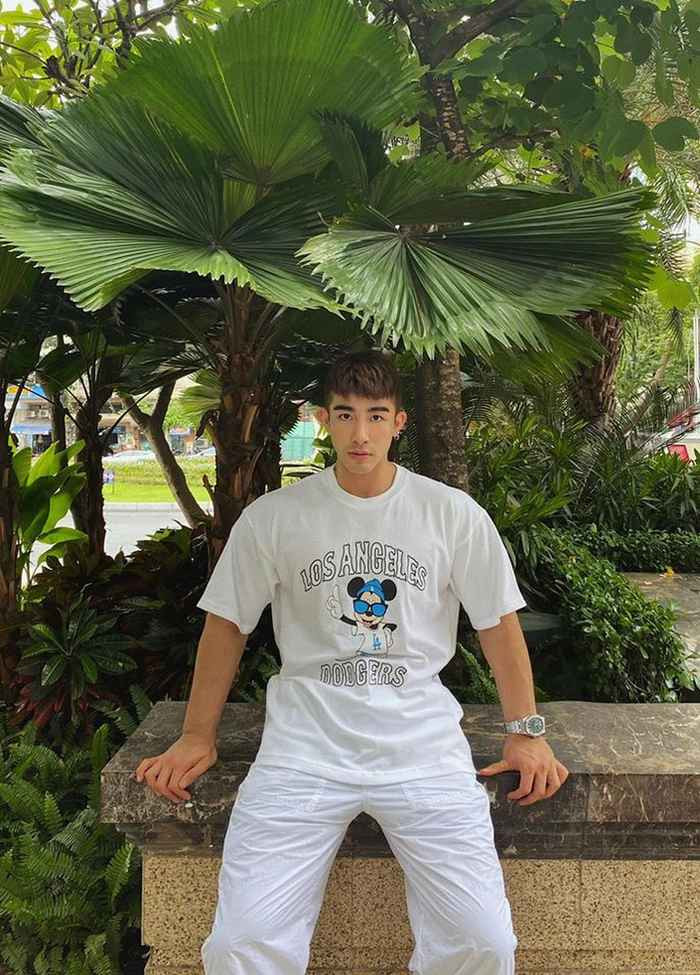 Trước đó hồi tháng 7/2020, Lục Triều Vỹ (SN 1993, quê Đà Nẵng) bị bắt để điều tra hành vi "Môi giới mại dâm".