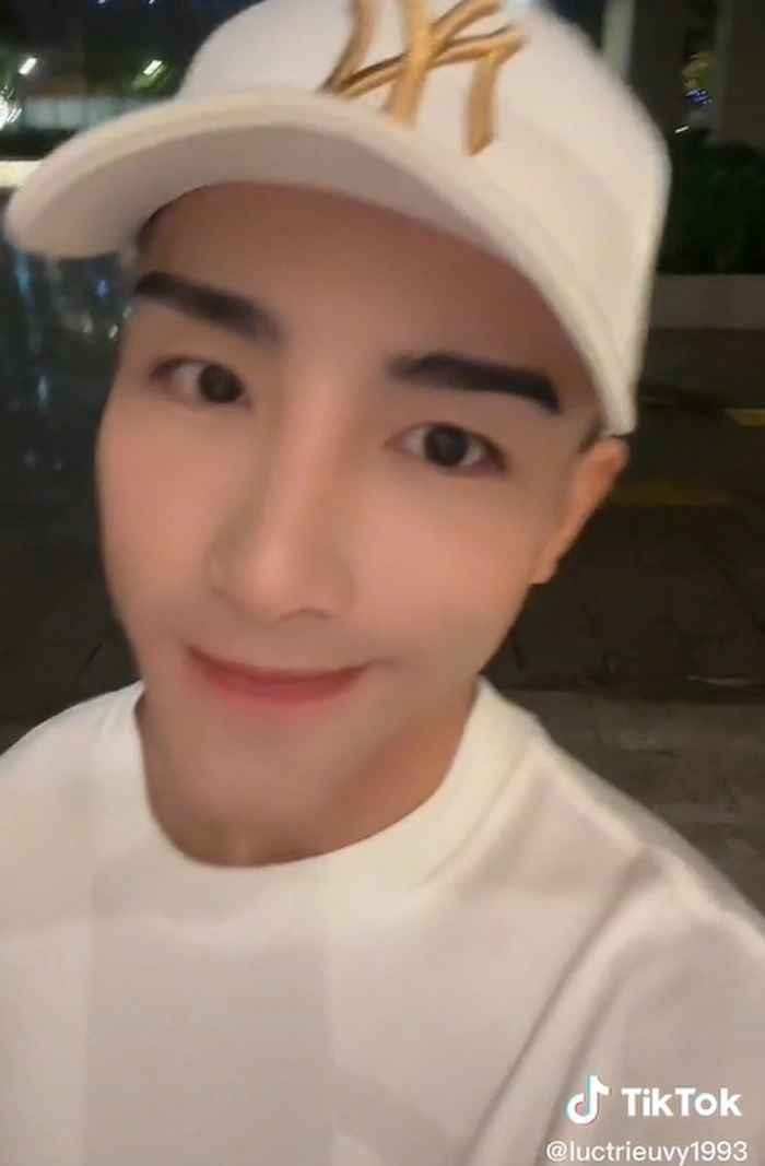 Bên dưới video, nhiều cư dân mạng đã để lại bình luận "hỏi thăm" tình hình của "tú ông" Lục Triều Vỹ cũng như sức khỏe của anh chàng sau 2 năm bị bắt vì cầm đầu đường dây bán dâm toàn các Hoa hậu, người mẫu.