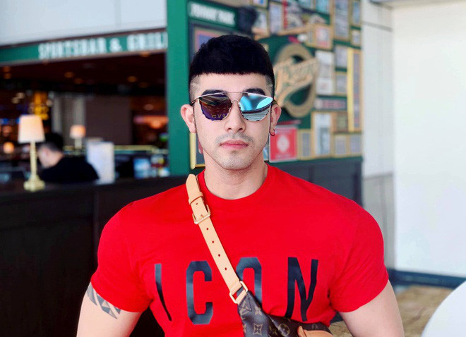 Sau đó, một mũi trinh sát khác ập vào một căn hộ cao cấp tại quận 7, bắt Lục Triều Vỹ khi đang đang điều diễn viên, người mẫu “đi khách”.