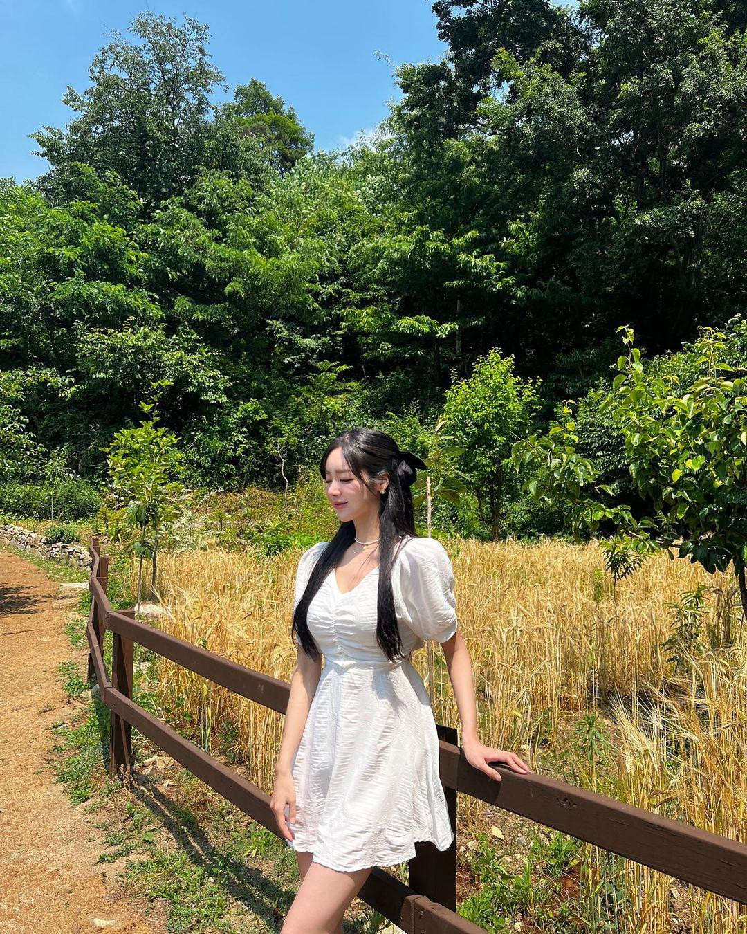 Là một tiếp viên hàng không, Jhun Mina rất quan trọng chế độ ăn uống để giữ dáng đẹp. Cô ăn ít calo và giàu protein, đồng thời bổ sung nhiều rau xanh và các loại hoa quả mọng nước trong bữa ăn hằng ngày.