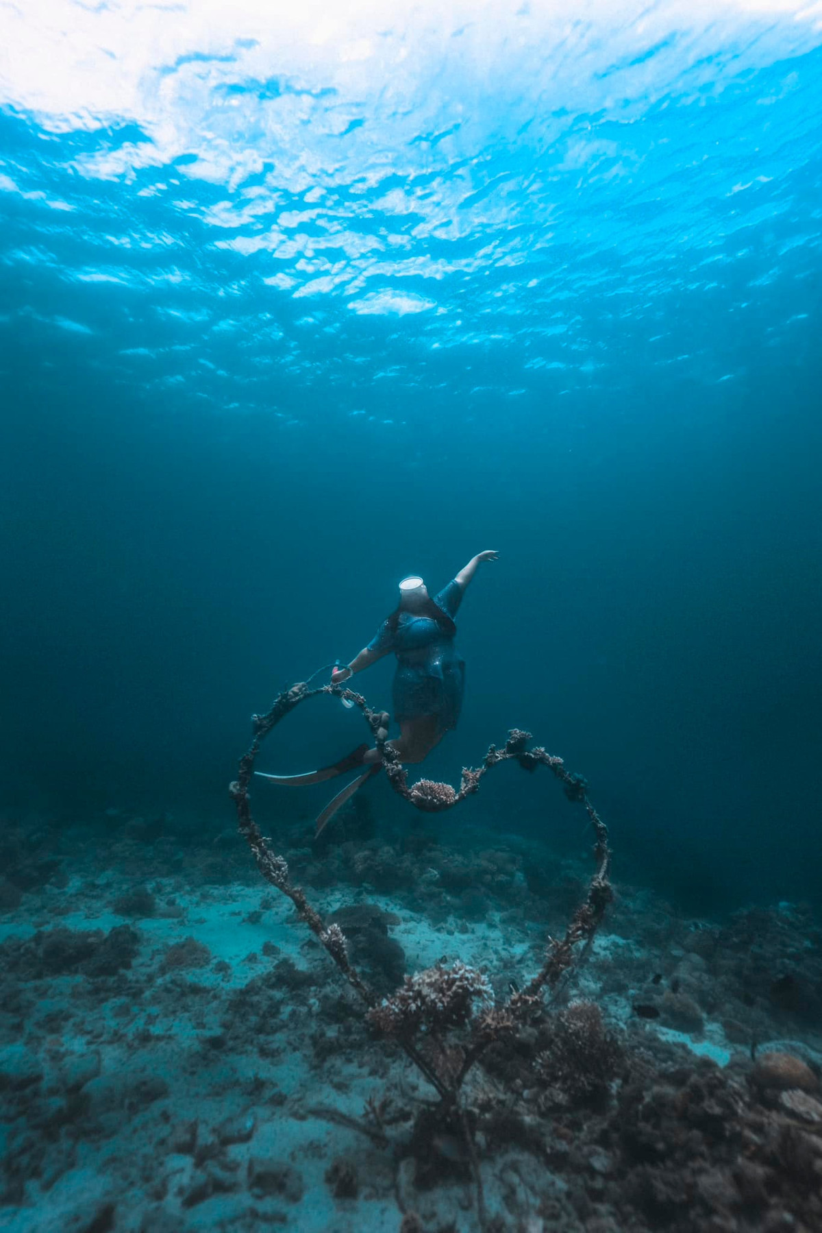 Trong các video do Sharry Lei đăng tải, cô mặc bộ đồ bơi điệu đà và tự tin tạo dáng trước ống kính.