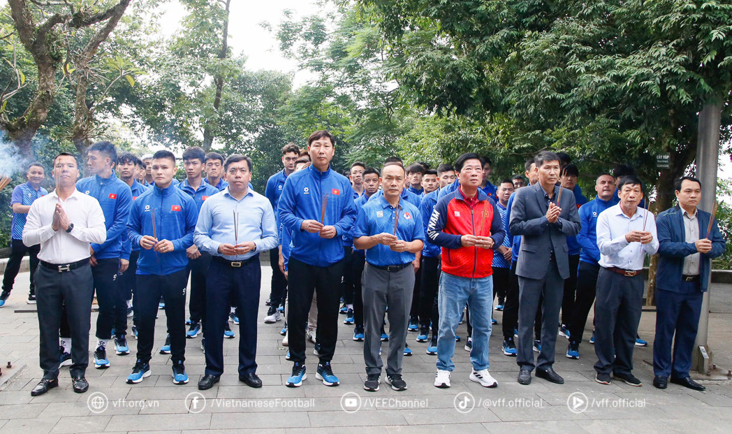 Sau khi thắp hương dâng kính các Vua Hùng, đội tuyển Việt Nam chụp ảnh lưu niệm tại bức phù điêu “Bác Hồ nói chuyện với Đại đoàn quân Tiên Phong” trong khuôn viên khu di tích.