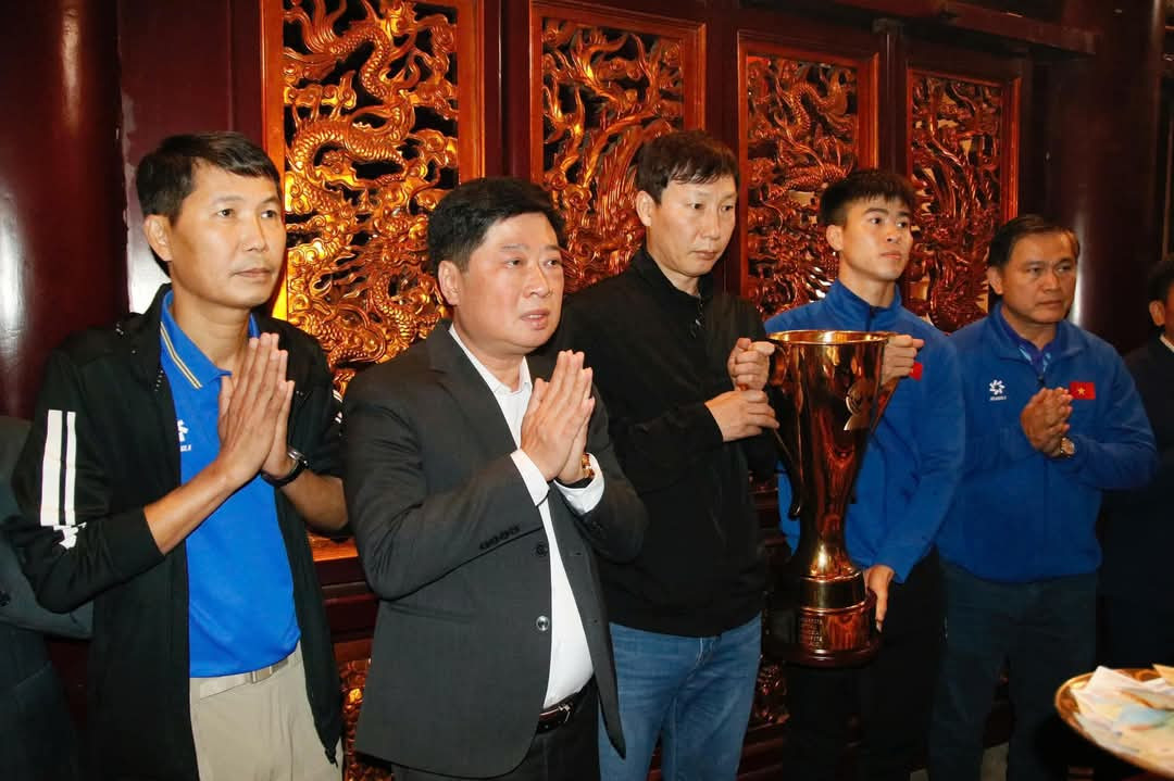 Đoàn về dâng hương báo công các Vua Hùng hôm nay còn mang theo cúp vàng danh giá vừa giành được sau trận chung kết với Thái Lan tối 5/1. Đón và đi cùng đoàn còn có đại diện Sở VHTT-DL tỉnh Phú Thọ, Khu di tích lịch sử Đền Hùng.