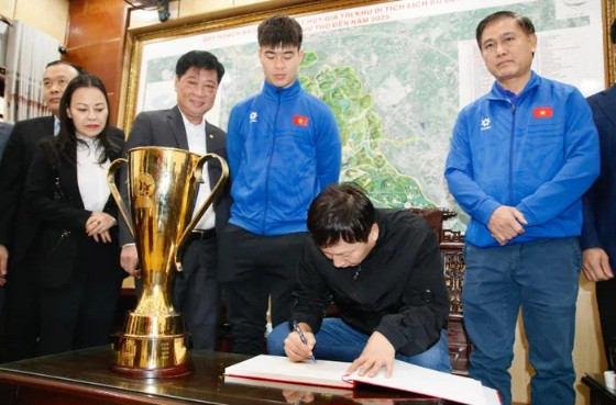 HLV Kim Sang-sik đã viết sổ lưu niệm tại khu tưởng niệm các Vua Hùng.