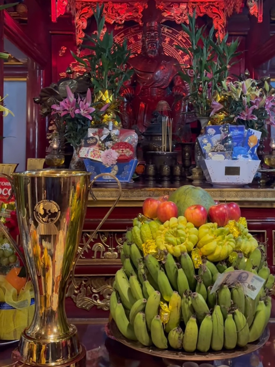 Trên đỉnh Nghĩa Lĩnh - Khu di tích lịch sử Đền Hùng, đoàn cùng nhau thắp hương, báo công với các Vua Hùng.