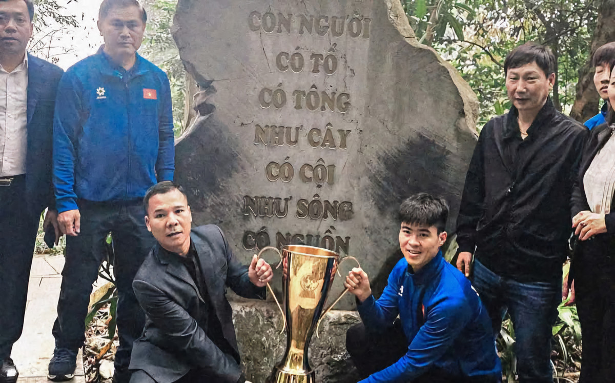 Đội trưởng Duy Mạnh và BHL ĐT Việt Nam chụp ảnh tại bia đá trong khuôn viên Đền Hùng,