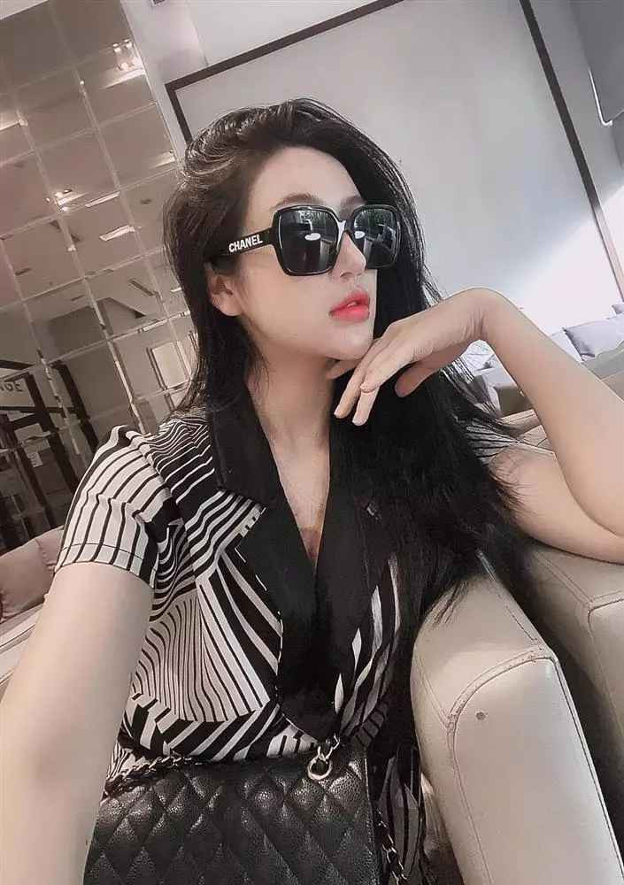 Năm 2019, Vân Navy kết hôn cùng ông xã là doanh nhân trẻ Tân Trần. Trong ngày trọng đại của cuộc đời mình, nàng hot girl xinh đẹp như một nàng công chúa bước vào lễ đường.