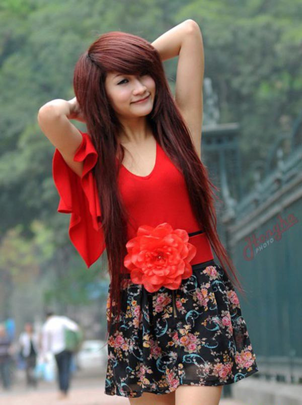 Vân Navy là con gái thứ 2 trong một gia đình làm kinh doanh ở Hà Nội. Không chỉ có ngoại hình xinh xắn, Vân Navy còn đa tài. Cô nổi lên khi tham gia vào bộ phim Nhật ký Vàng Anh phần 2, và đặc biệt để lại dấu ấn với vai diễn Kiều Linh Phù thủy trong 5S online.