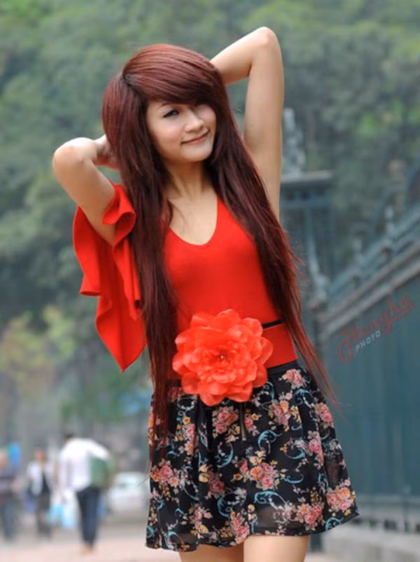 Vân Navy là con gái thứ 2 trong một gia đình làm kinh doanh ở Hà Nội. Không chỉ có ngoại hình xinh xắn, Vân Navy còn đa tài. Cô nổi lên khi tham gia vào bộ phim Nhật ký Vàng Anh phần 2, và đặc biệt để lại dấu ấn với vai diễn Kiều Linh Phù thủy trong 5S online.