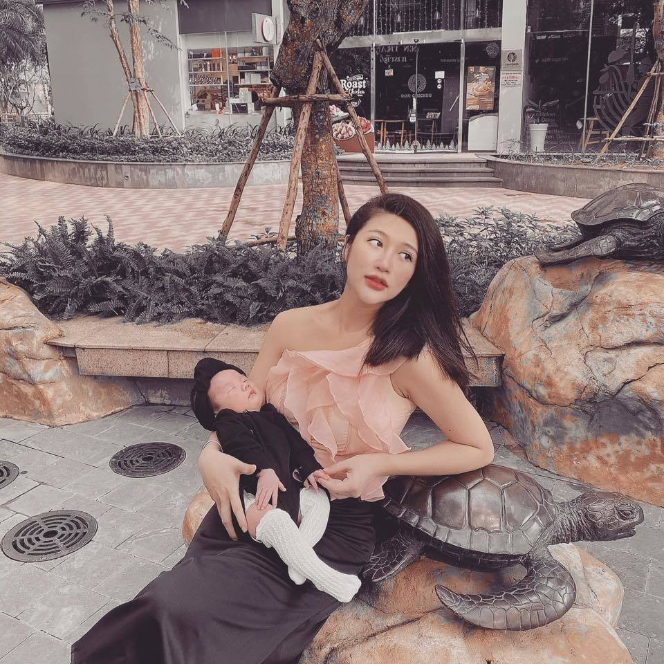 Dù bận rộn nhưng Tân Trần luôn sắp xếp dành thời gian cho gia đình. Anh thường xuyên cùng vợ đi hâm nóng hôn nhân, giúp vợ chăm sóc em bé, đưa con đi chơi đây đó. Nam doanh nhân cưng chiều con gái và gọi tiểu công chúa là "hot girl của ba".