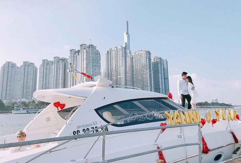 Thời điểm năm 2018, khi đó Vân Navy mới 28 tuổi nhưng đã sở hữu khối tài sản khủng. Cô tự tậu căn hộ hạng sang ở Quận 7, TP.HCM, mua nhà cho bố mẹ, mua cho bản thân một chiếc xe sang và tặng chị gái một chiếc Mercedes trị giá khoảng 2 tỷ đồng.