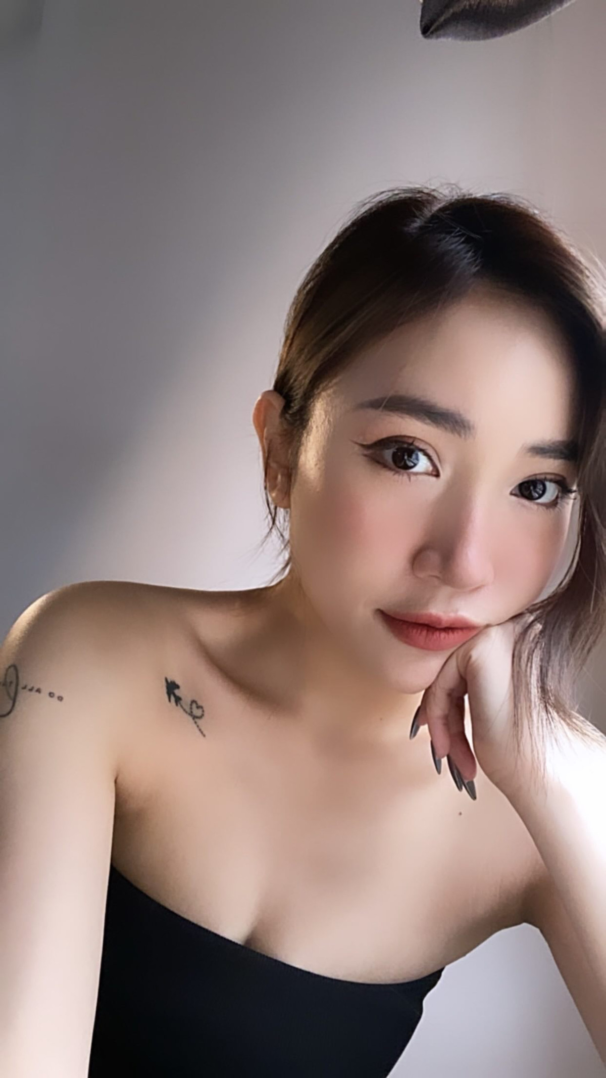 Trước đó, Phương Dung từng làm tiếp viên hàng không cho hãng Vietjet Air khoảng 2 năm. Đến đầu năm 2021, cô nghỉ việc vì lý do sức khỏe, chuyên qua kinh doanh thời trang.