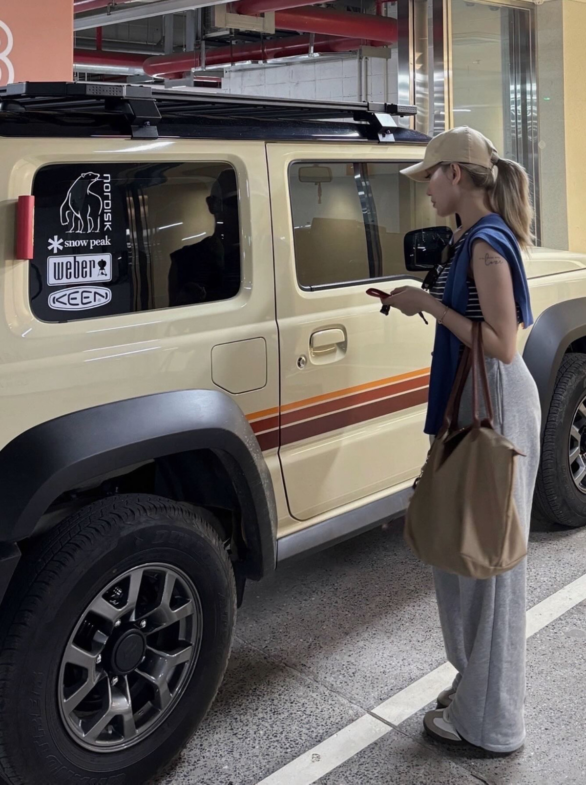 Bẵng đi hơn 1 năm, mới đây "nàng dâu gia thế khủng" này lại tiếp tục gây chú ý trên mạng xã hội với bài đăng chia sẻ về hình ảnh sở hữu chiếc xe hơi Suzuki Jimny - mẫu xe off-road nổi bật về "ngoại hình", khiến chủ nhân trông "chất chơi" hơn mỗi lần xuất hiện.