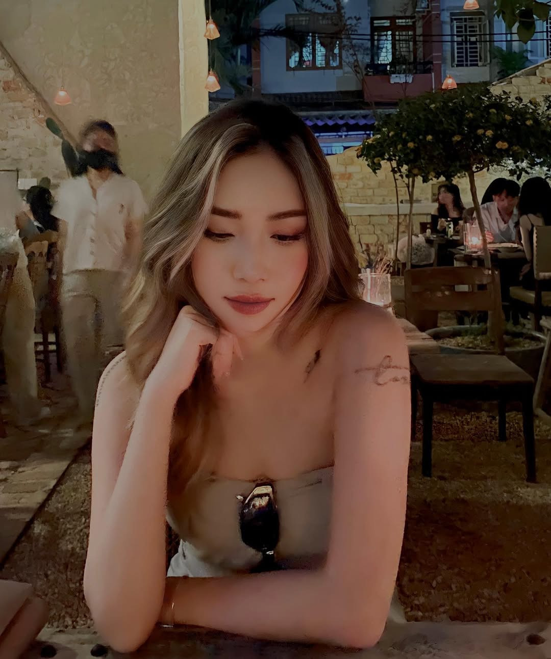 Về phía gia đình, Phương Dung cũng có sự thay đổi rõ ràng khi kết hôn, làm vợ và làm mẹ của một đứa trẻ: “Mình quan tâm đến gia đình nhiều hơn. Trước đây mình luôn bận rộn theo đuổi đam mê và công việc và có nhiều lúc mình không dành tgian cho bố mẹ, đến bây giờ khi có chồng con mình mới nhận ra được gia đình là quan trọng nhất. Con mình càng lớn thì bố mẹ mình lại càng nhanh già đi, vậy nên mình luôn cố gắng về thăm ông bà thật nhiều”.