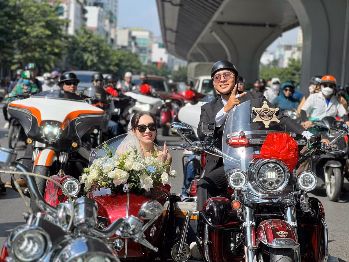 Còn nhớ vào tháng 9/2023, sự kiện chú rể ở Hà Nội rước dâu bằng dàn mô tô khủng, có giá trị lên đến 20 tỷ đồng gây xôn xao mạng xã hội. Nhân vật chính là chú rể Phạm Xuân Bách (SN 1997) - CEO của chuỗi quán Vietgangz và cô dâu là Nguyễn Phương Dung (SN 1998) - cựu tiếp viên hàng không, Founder của một brand thời trang tại Hà Nội.