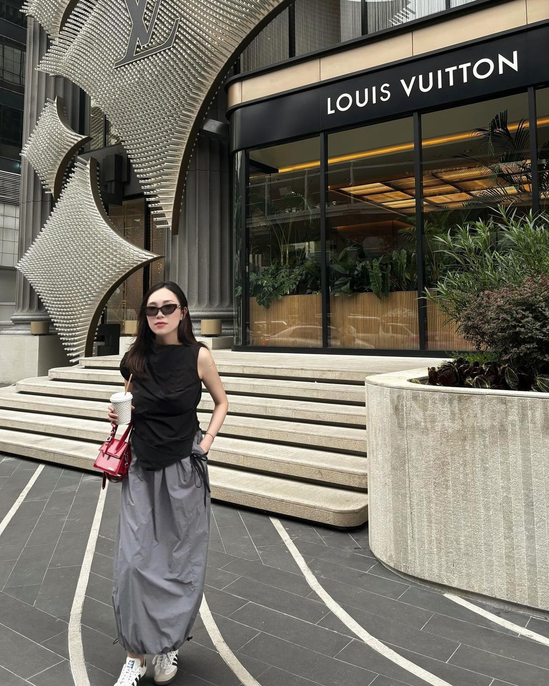 Ít ai biết rằng Phương Dung cũng đã có những ngày chán nản vì xuống sắc, quyết tâm thay đổi vì: “Có một ngày mình nhìn mình trong gương và không còn nhận ra bản thân của trước kia nữa. Thế nên, mình đã quyết tâm thay đổi, ăn mặc chỉnh chu hơn, make up nhẹ trước khi ra ngoài".