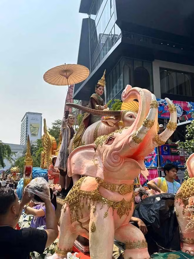 Thậm chí, trong những hình ảnh được ghi lại bằng camera thường của netizen, visual "sang-xịn-mịn" của Baifern Pimchanok vẫn tỏa sáng rực rỡ và không làm dân tình thất vọng.