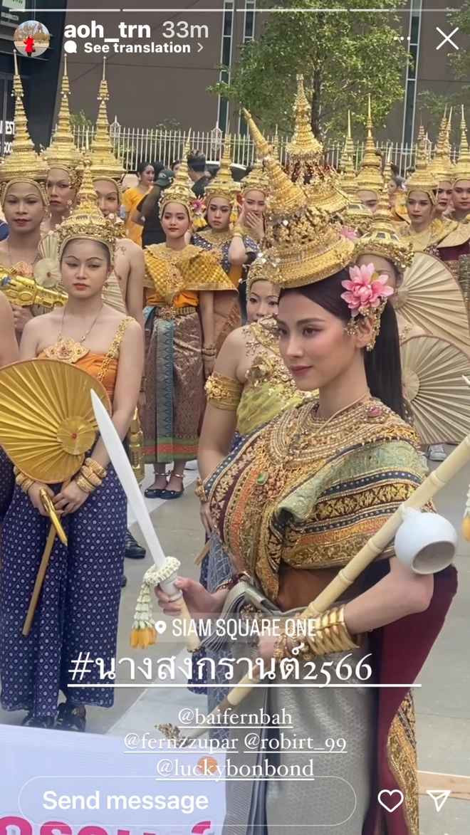 Trong suốt buổi diễu hành đầy hoành tráng này, mỹ nhân sinh năm 1992 khiến người hâm mộ trầm trồ với vẻ ngoài xinh đẹp cùng thần thái sang chảnh cực hút mắt.