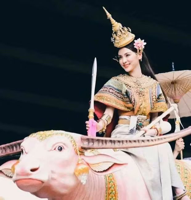 Nữ diễn viên Chiếc Lá Bay Baifern Pimchanok đã hóa thân thành Nữ thần Songkran 2023, ngồi trên kiệu cao và diễu hành trên đường phố Siam.