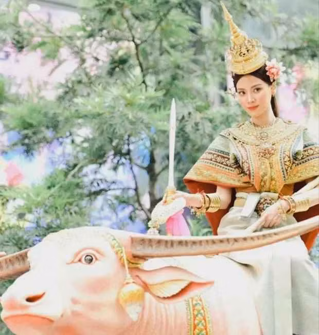 Ngoài ra, một khoảnh khắc dễ thương của Nữ thần Songkran 2023 bất ngờ lọt vào ống kính máy quay của người qua đường và khiến cư dân mạng vô cùng thích thú.