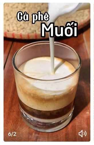 Được biết, cà phê muối được kết hợp từ vị mặn của muối, một chút béo ngọt của kem và vị đắng cà phê. Nhiều bạn trẻ bị “gây mê” bởi khi thưởng thức, có sự cộng hưởng đủ các dư vị mặn, ngọt, béo đã giúp trung hòa vị đắng nguyên bản của cà phê, tiết chế vị ngọt của sữa, khơi gợi một hương vị mới lạ, đặc sắc.