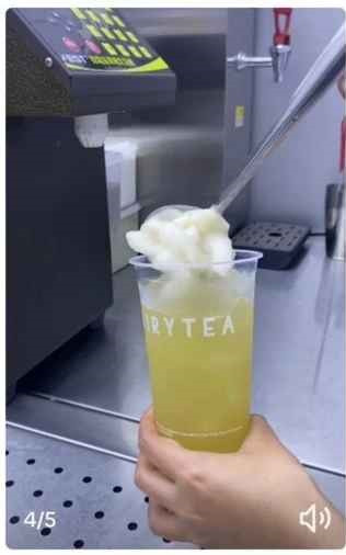 Bên cạnh trà sữa, nước ép, một trong những đồ uống lên xu hướng thời gian gần đây trong giới trẻ đó là trà mãng cầu.