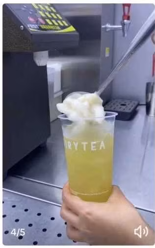 Bên cạnh trà sữa, nước ép, một trong những đồ uống lên xu hướng thời gian gần đây trong giới trẻ đó là trà mãng cầu.