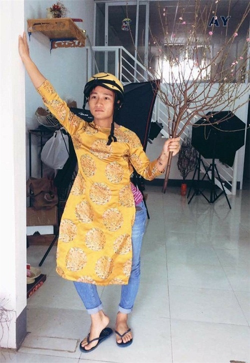 Tết gần đến phải mặc hẳn áo dài đi bán đào cho đắt khách.