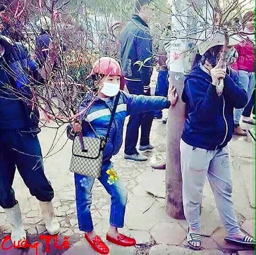 Tết này em phải đeo túi, đi dày đỏ và bịt khẩu trang cho nó hợp với phong cách các thanh niên bây giờ.