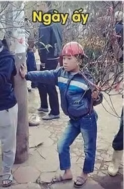 Từ một bức ảnh cậu bé cầm cành đào có dáng đứng "bá đạo", những ngày cận tết, dân mạng đang rộ lên trào lưu "đi tìm cậu bé bán đào năm ấy".