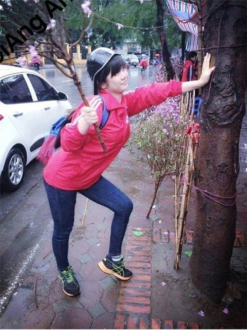 Dáng đứng bá đạo của cậu bé bán đào năm nào phải học hỏi mới diễn cho chuẩn.