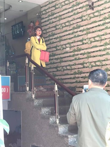 Hot girl Bella tên thật là Đoàn Thúy Hà (SN 1986), quê ở xã Kiến Quốc, huyện Ninh Giang, tỉnh Hải Dương. Khoảng đầu năm 2015, Bella bắt đầu nổi tiếng trên khắp các diễn đàn mạng xã hội với biệt danh 'hot girl quỵt tiền'.