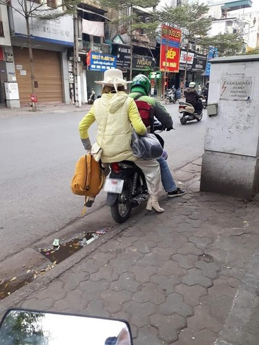 Bella trần tình: "Khách sạn mở cửa 24/24 em thấy mở cửa em vào nó bảo 5h sáng mới có phòng. Ghế đá công viên mưa to quá nên em mới trú vào nhà người dân. Thế xong chúng nó đánh em, lại còn trêu chọc em".