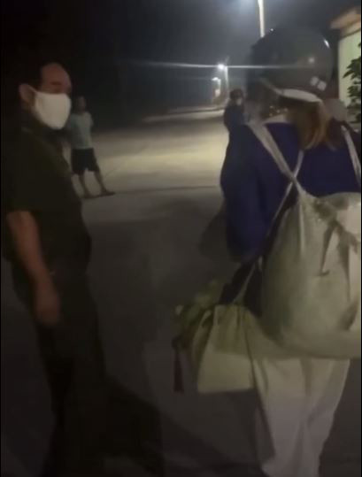 Vẫn như mọi khi khả năng "bắn chữ" liên thanh của Bella khiến anh cán bộ không kịp phản ứng.