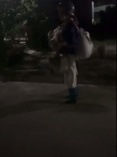 Mới đây, đoạn cip ghi lại hình ảnh của "hot girl" Bella đứng đối chất với cán bộ công an khi ra đường trong thời gian giãn cách xã hội và đặc biệt là không đeo khẩu trang được chia sẻ trên mạng xã hội khiến nhiều người ngao ngán.