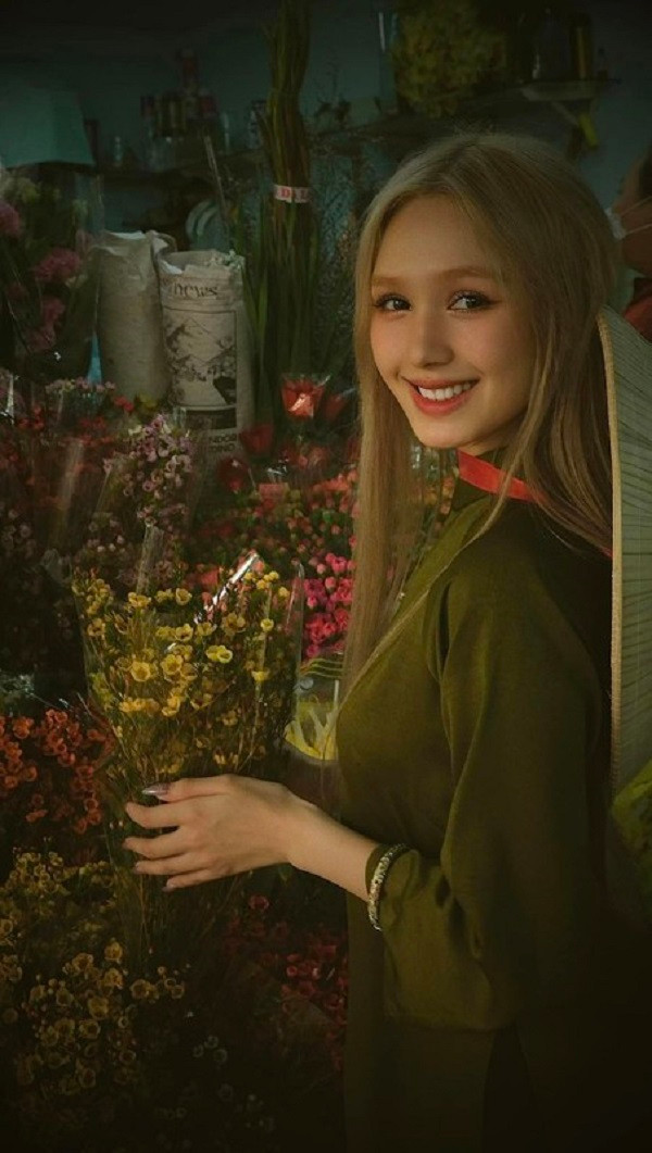 Hình ảnh nền nã, dịu dàng cùng nhan sắc trong trẻo của Xoài Non khiến ai nấy đều không khỏi xuýt xoa.