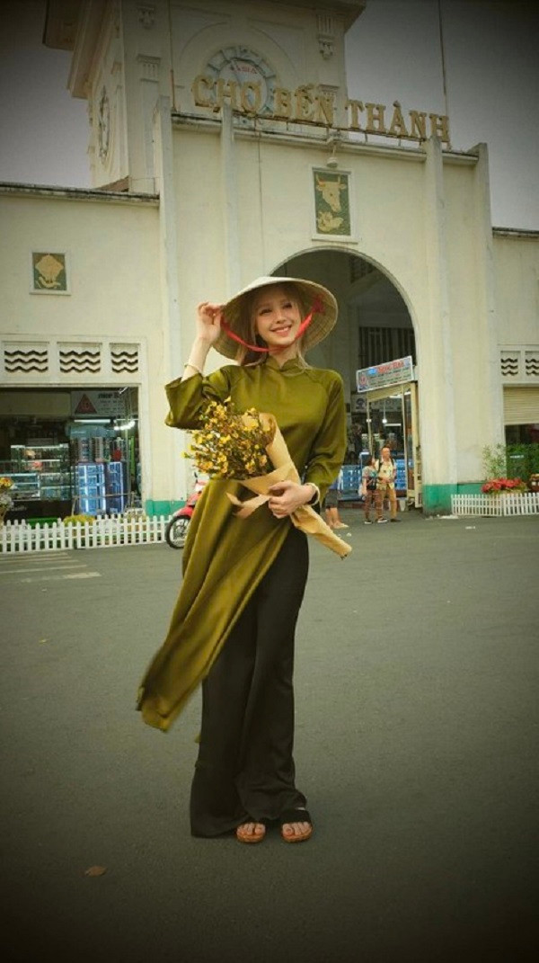  Xoài Non là một trong những hot girl Gen Z nhận được sự quan tâm của khán giả. Sở hữu nhan sắc xinh đẹp như lai Tây, gái xinh này thường xuyên diện những bộ váy áo khoe dáng quyến rũ, trẻ trung phù hợp với lứa tuổi.