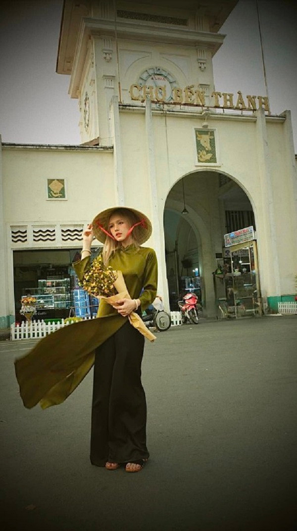 Mới đây người đẹp 2K chia sẻ hình ảnh diện áo dài, đội nón lá và ôm bó hoa lớn, chụp trước chợ Bến Thành cực khác lạ.