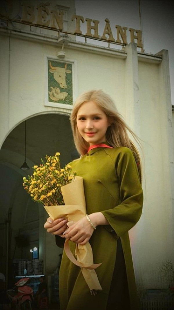 Vốn quen thuộc với phong cách quyến rũ nhưng khi mặc trang phục truyền thống, Xoài Non lại trở nên dịu dàng, đằm thắm khác lạ ngày thường.