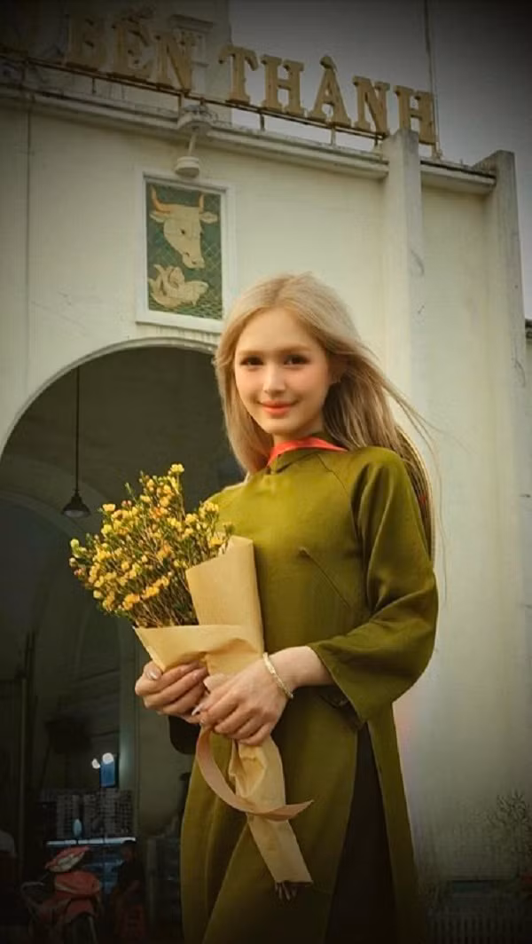 Vốn quen thuộc với phong cách quyến rũ nhưng khi mặc trang phục truyền thống, Xoài Non lại trở nên dịu dàng, đằm thắm khác lạ ngày thường.