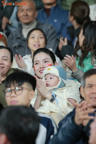 Mấy ngày trước đó, Chu Thanh Huyền chiếm spotlight khi đưa con trai đầu lòng Lido đến SVĐ Việt Trì, Phú Thọ cổ vũ Quang Hải và đội tuyển Việt Nam.