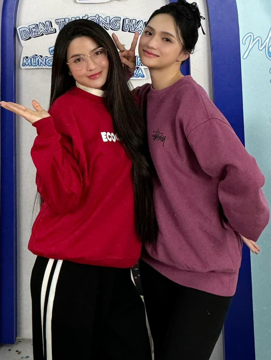 Lọt "camera thường" lại còn đi bên cạnh Hoa hậu Hương Giang, bà xã Quang Hải vẫn nhận được lời khen với nhan sắc đời thường xinh đẹp.