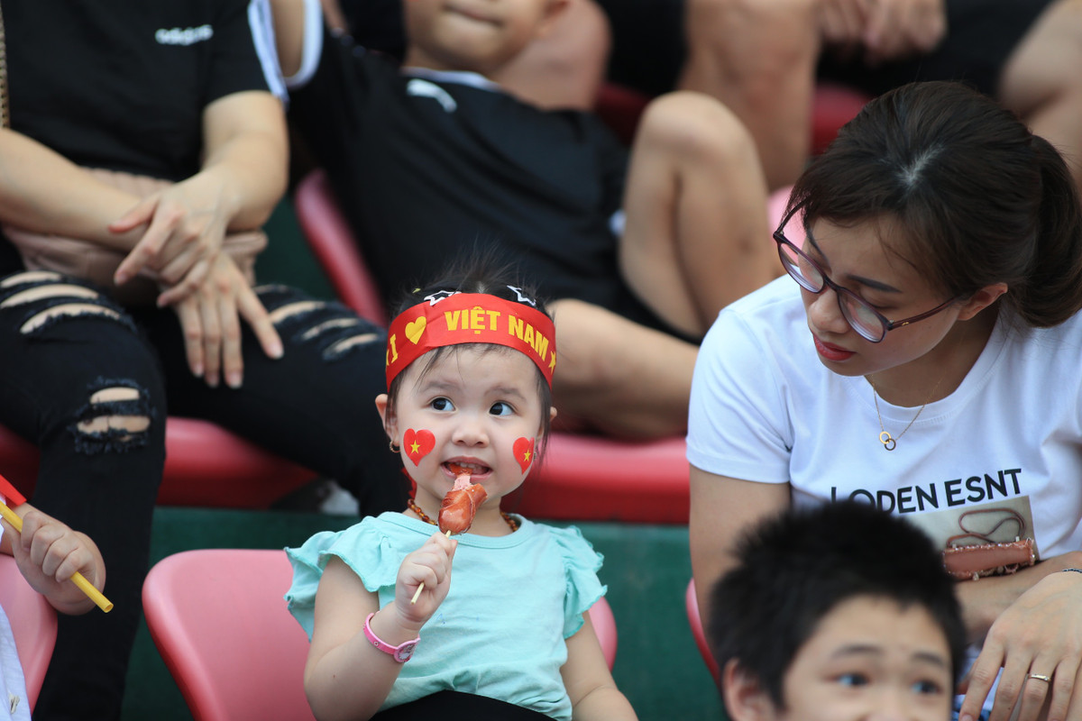 Sức nóng của trận đấu chung kết có sự góp mặt của đội tuyển bóng đá nữ Việt Nam nóng lên từng phút cả ngoài sân lẫn trên khán đài.