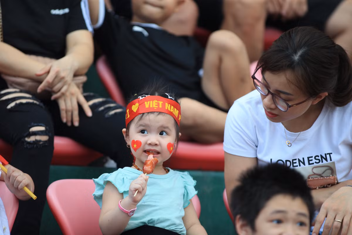 Sức nóng của trận đấu chung kết có sự góp mặt của đội tuyển bóng đá nữ Việt Nam nóng lên từng phút cả ngoài sân lẫn trên khán đài.