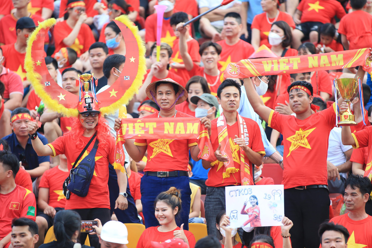 Nhiều giờ trước khi trận chung kết bóng đá nữ SEA Games 31 giữa đội tuyển bóng đá nữ Việt Nam và Thái Lan diễn ra, đông đảo CĐV tại Quảng Ninh và các tỉnh lân cận như Hà Nội, Hải Phòng đã đổ về SVĐ Cẩm Phả.