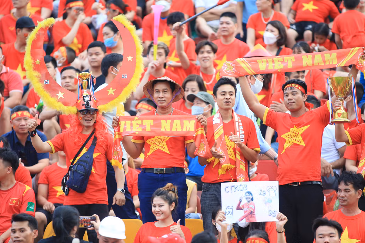 Nhiều giờ trước khi trận chung kết bóng đá nữ SEA Games 31 giữa đội tuyển bóng đá nữ Việt Nam và Thái Lan diễn ra, đông đảo CĐV tại Quảng Ninh và các tỉnh lân cận như Hà Nội, Hải Phòng đã đổ về SVĐ Cẩm Phả.