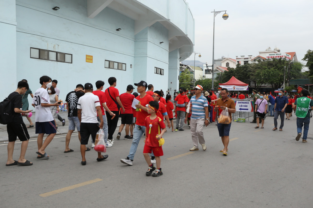 Ghi nhận của PV có mặt tại SVĐ Cẩm Phả, các CĐV mang trên mình màu ảo đỏ đến sân sớm để giữ vị trí ghế.