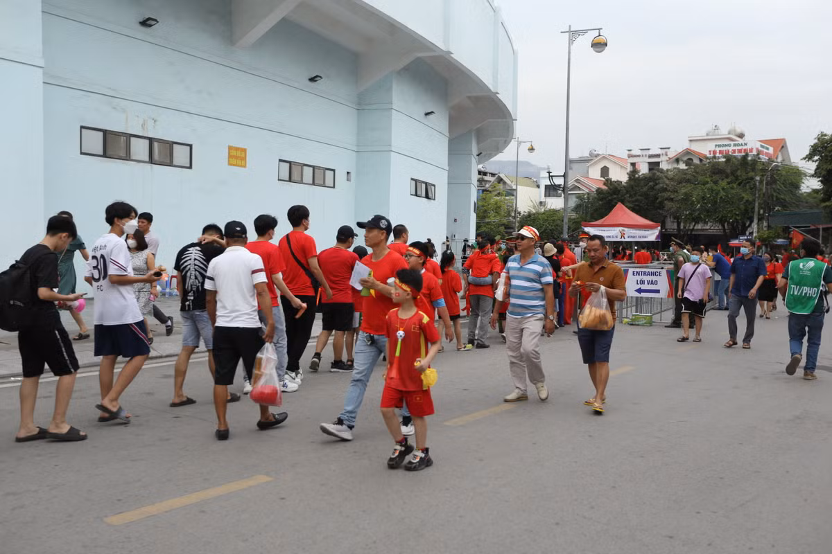 Ghi nhận của PV có mặt tại SVĐ Cẩm Phả, các CĐV mang trên mình màu ảo đỏ đến sân sớm để giữ vị trí ghế.