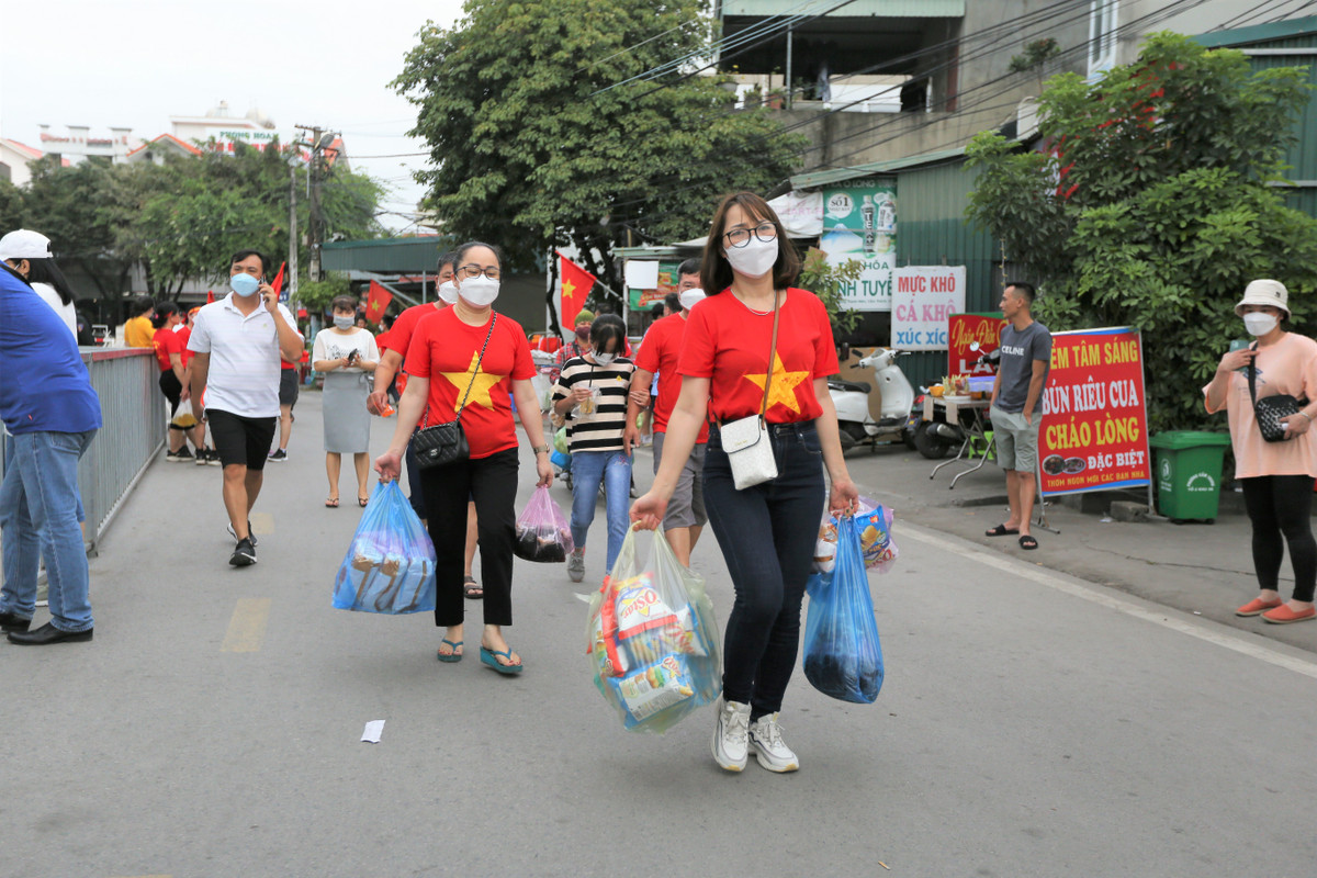 Những túi đồ ăn được các CĐV chuẩn bị để ăn tối tạm lấy sức cổ vũ cho các cô gái đáng yêu của đội tuyển nữ Việt Nam.